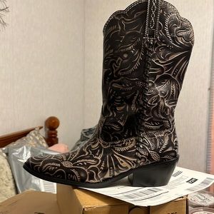 Black and beige western boots size 7.